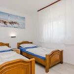 5 Bedroom Awesome In *