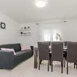 Σπίτι διακοπών 5 Bedroom Awesome In Privlaka (Zadar)