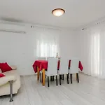 5 Bedroom Awesome In *