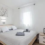 5 Bedroom Awesome In * Privlaka (Zadar)