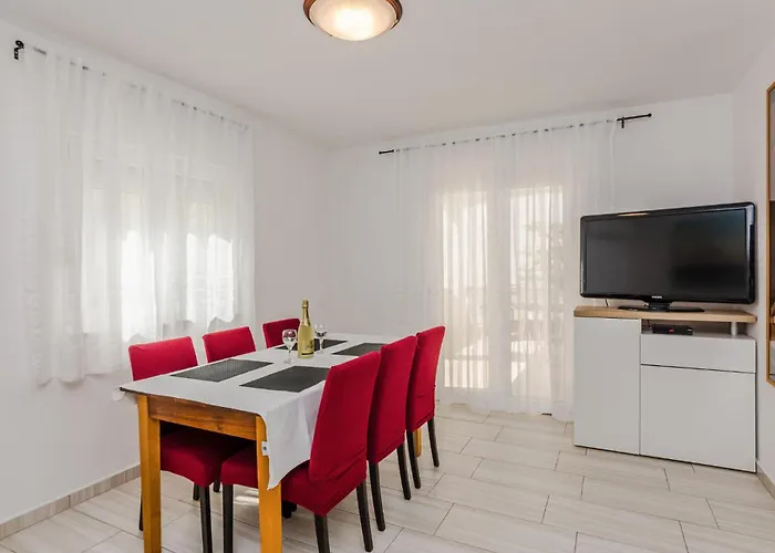 5 Bedroom Awesome In Сasa de vacaciones Privlaka (Zadar)