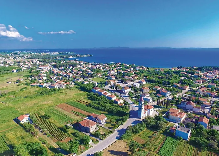 5 Bedroom Awesome In Hébergement de vacances *