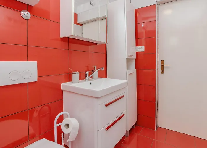 Сasa de vacaciones 5 Bedroom Awesome In Privlaka (Zadar)