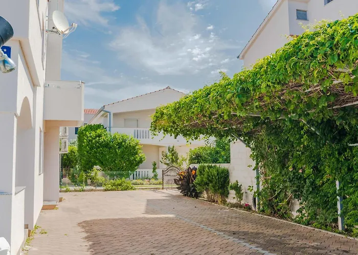 5 Bedroom Awesome In Hébergement de vacances