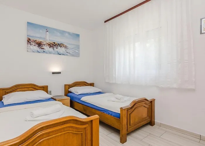 5 Bedroom Awesome In *