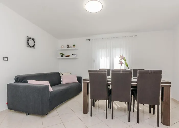 Hébergement de vacances 5 Bedroom Awesome In Privlaka (Zadar)