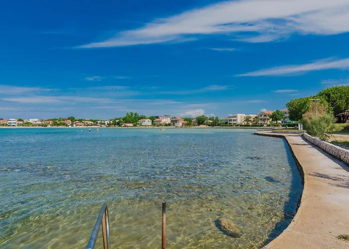 Сasa de vacaciones 5 Bedroom Awesome In *