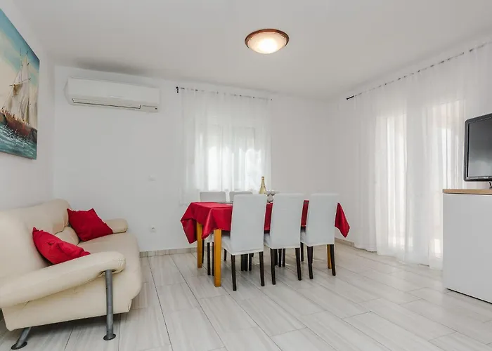 5 Bedroom Awesome In *