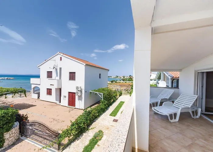 Hébergement de vacances 5 Bedroom Awesome In Privlaka (Zadar)