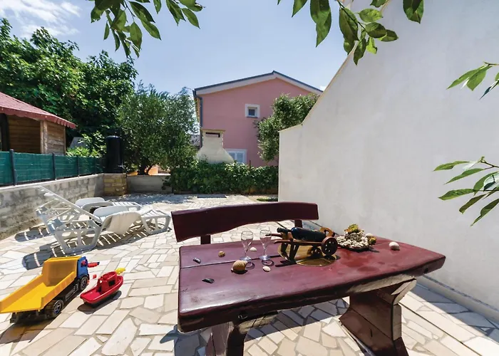 Hébergement de vacances 5 Bedroom Awesome In Privlaka (Zadar)