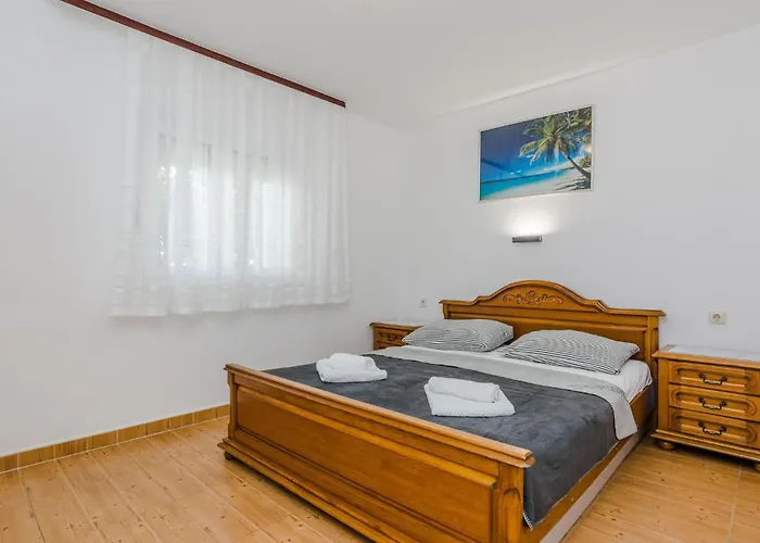 Сasa de vacaciones 5 Bedroom Awesome In *