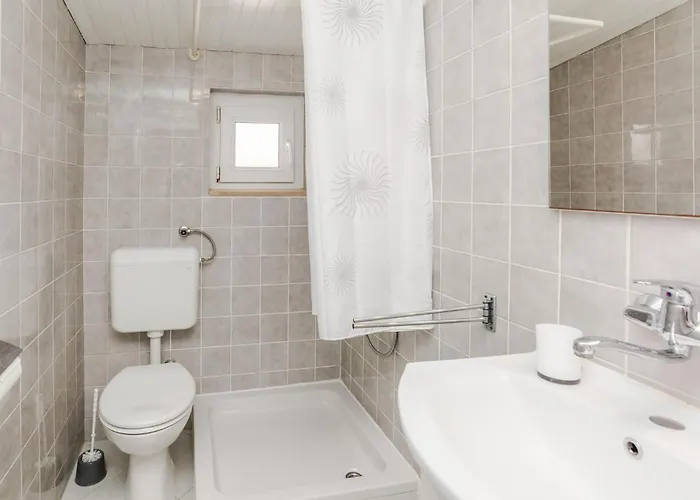 5 Bedroom Awesome In Сasa de vacaciones Privlaka (Zadar)
