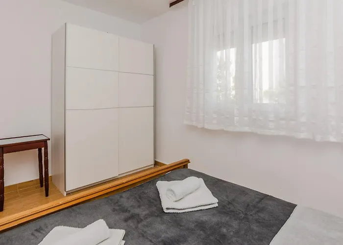 5 Bedroom Awesome In Privlaka (Zadar)